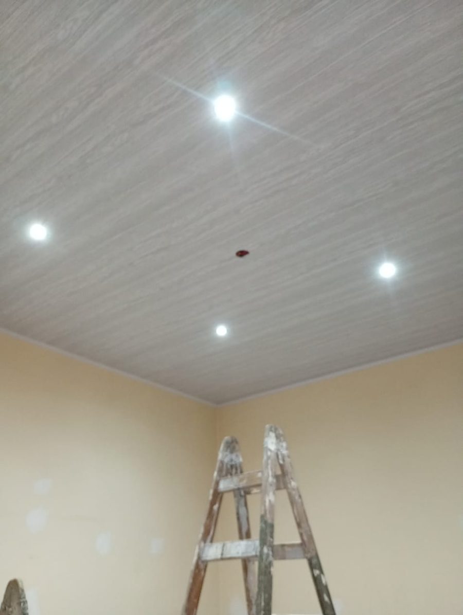 Revestimiento de techo en PVC con spots embutidos